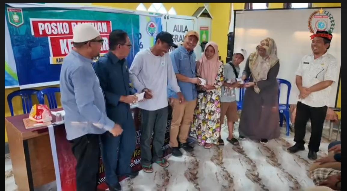 Ketua DPRD Kaharuddin Umar Jenguk Dan Beri Bantuan Korban Kebakaran di Desa Kalimango Alas